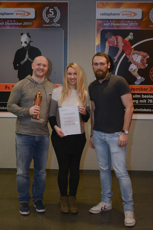 Bei der Verleihung (von links): Jens und Goda von Stade sowie Prokurist Richard King (Vermarktung/Öffentlichkeitsarbeit ratiopharm arena)