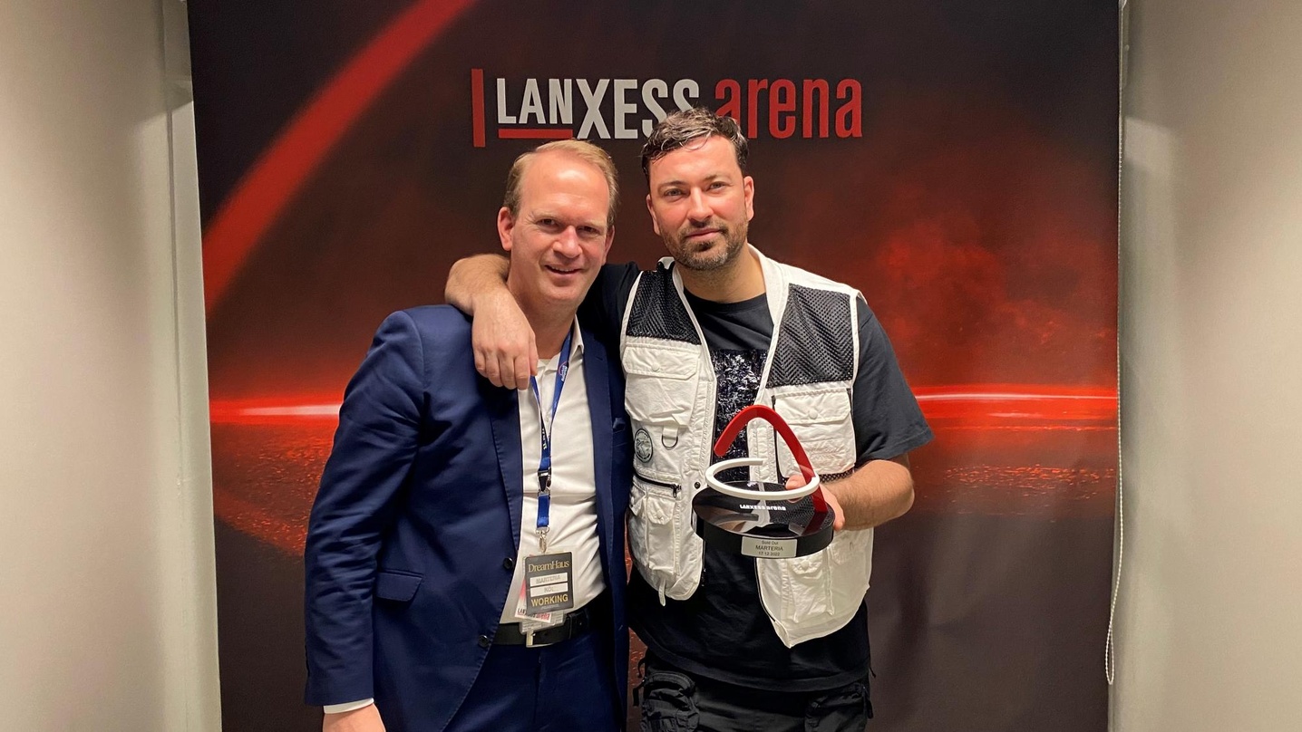 Freuten sich über eine ausverkaufte Arena: Stefan Löcher (Geschäftsführer Lanxess Arena, links) und Marteria