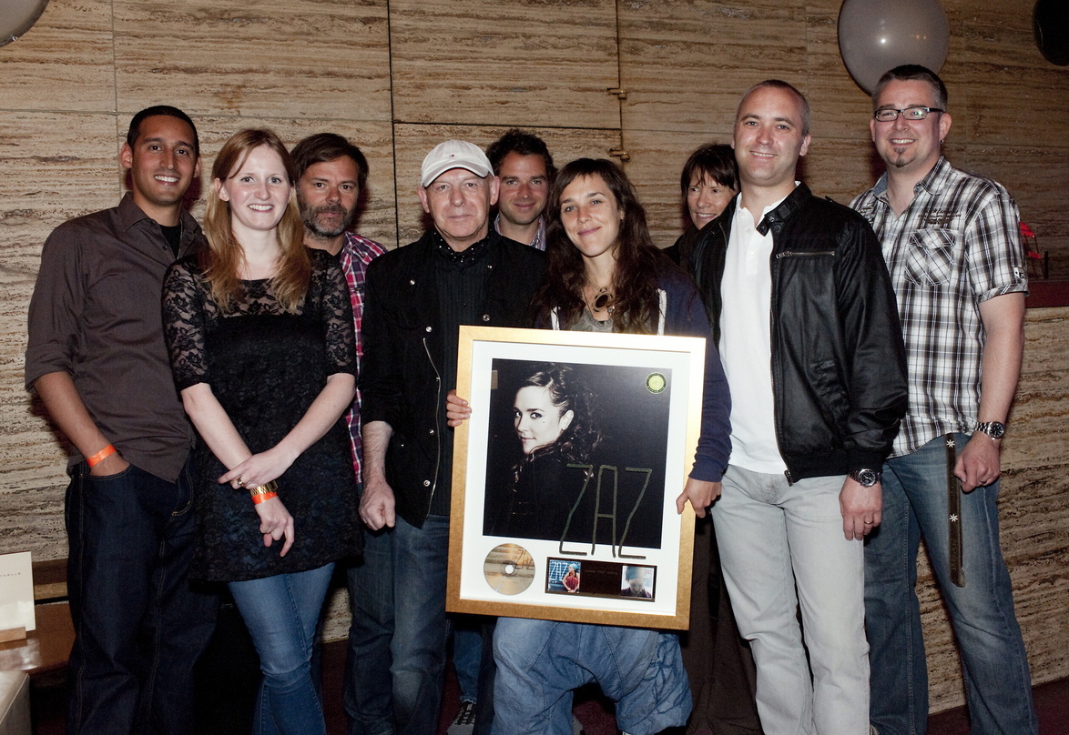 In Goldstimmung (v.l.n.r.): Clifford Muthukumarana, Lena Gerecke, Bob Vincent, Mitch Bräu, Produzent Sébastien Duclos, Zaz, Annick Geisler, Stefan Goebel, Mathias Blühdorn
