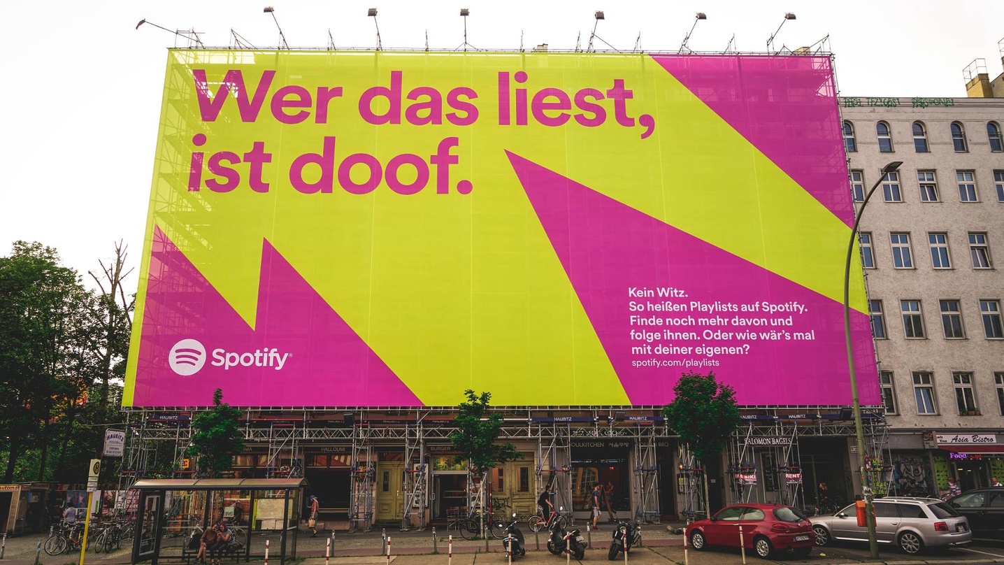 Großer Aufschlag: Außer auf Plakaten, Citylight-Postern oder mit Onlinevideos wirbt Spotify derzeit auch auf Großflächen wie hier in Berlin um Nutzer