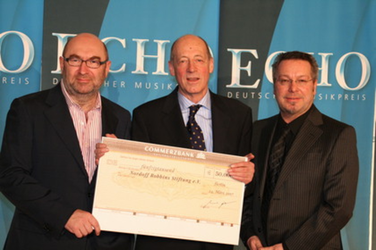 Bei der Scheckübergabe (v. l.): Michael Haentjes, Anwalt Walter Lichte und Gerd Gebhardt||Bei der Scheckübergabe (v. l.): der Phonoverbands-Vorstandsvorsitzende Michael Haentjes, Rechtsanw...