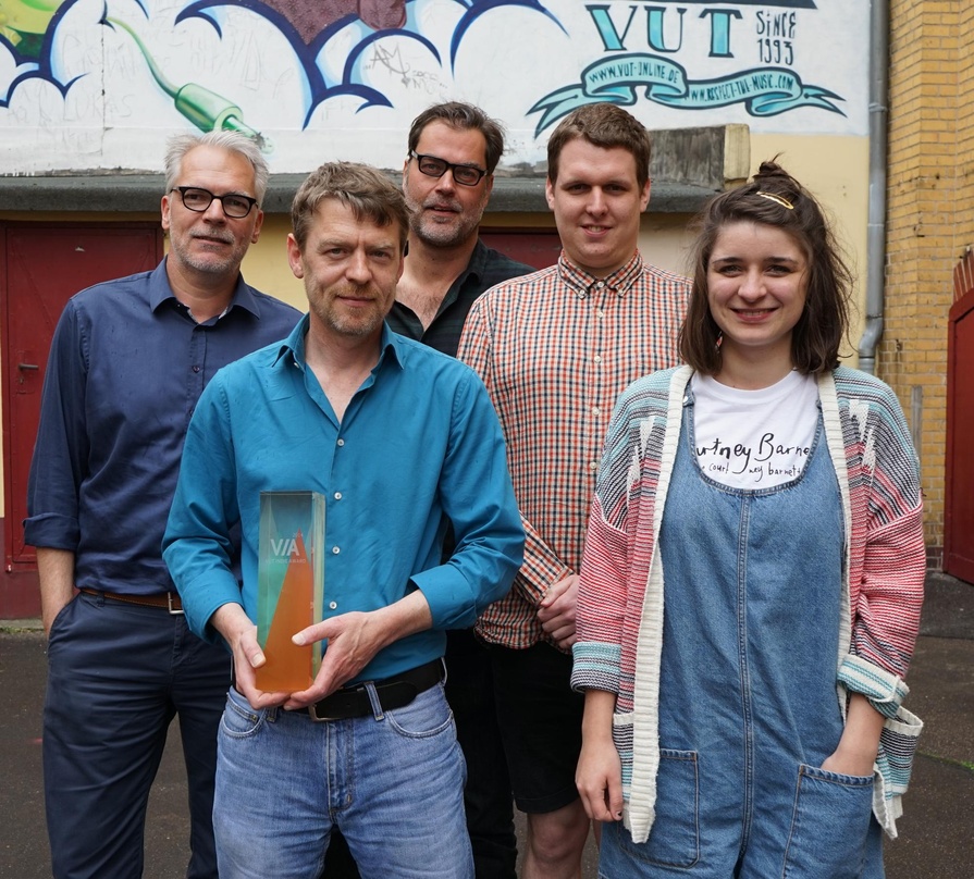 Gehen nach Hamburg (von links): Christof Ellinghaus und Robert Klamann vom VUT, Carsten Stricker, Raphael Schmidt und Vivien Mierzkalla von Verstärker