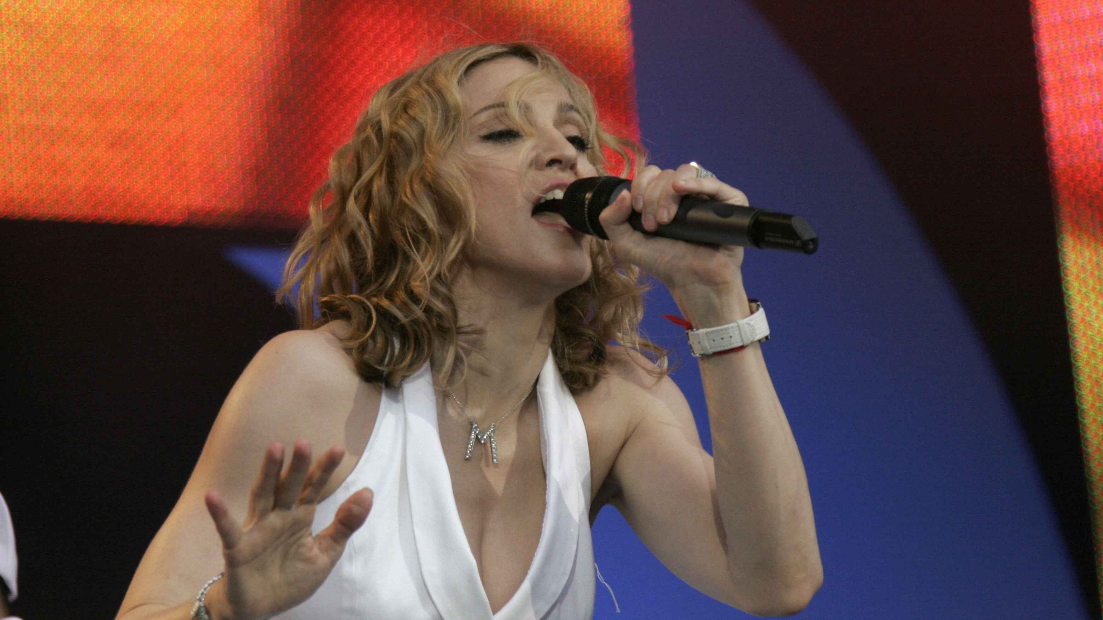 "Where It All Began": Madonna (hier auf der Bühne, 2005) will wieder auf den Dancefloor.