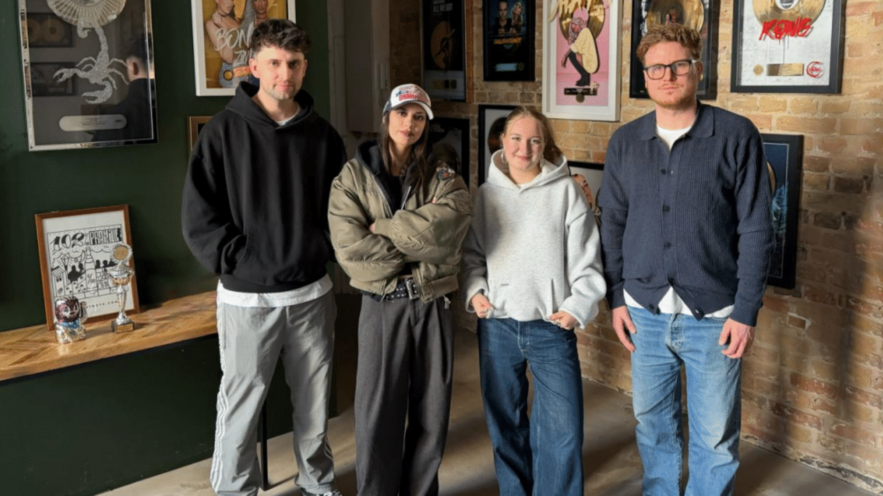 7245fa22 3cd3 4fa7 be30 f38dcaa34d7c Ziehen an einem Strang (von links): Johann Lakowsky (A&R Jinx), Kaya, Clara Auer (Produktmanagerin) sowie Dustin Greis (Geschäftsführer, beide Jinx.)