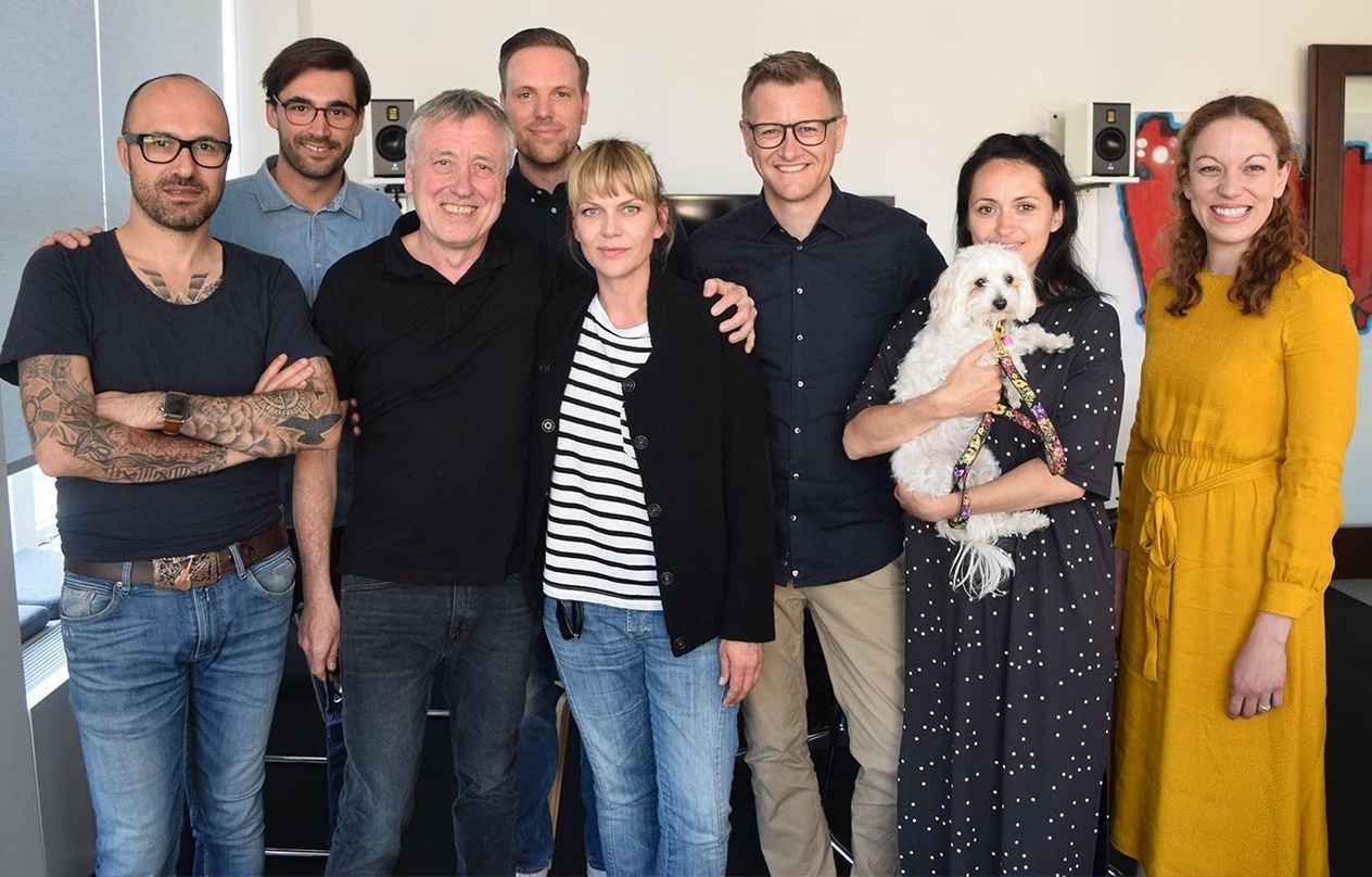 Machten die gemeinsame Arbeit fix (von links): Mic Schröder (Produzent), Maximilian Kolb (Director A&R Recorded Music BMG Germany), Hartwig Masuch (CEO BMG), Sebastian von Reitzenstein (Di...