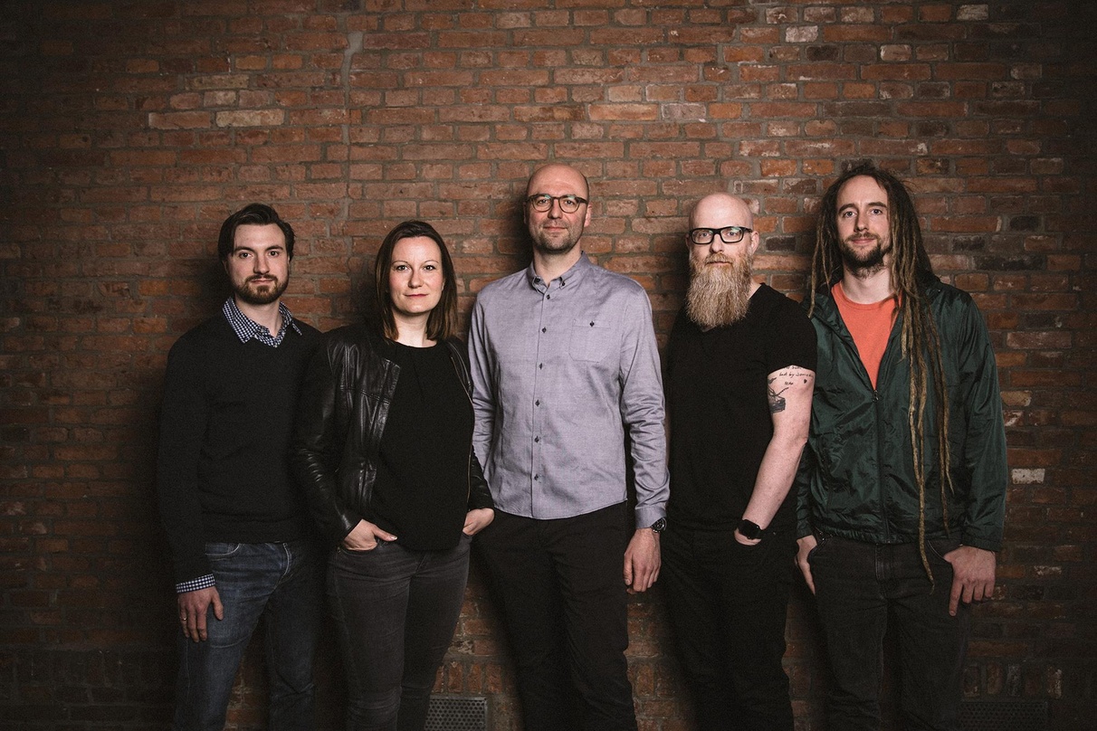 Sie bilden die neue Führungsebene bei Neuland Concerts (von links): Moritz Bremer, Tina Krüger, Christian Gerlach, Sebastian Madej und Manu Hölscher