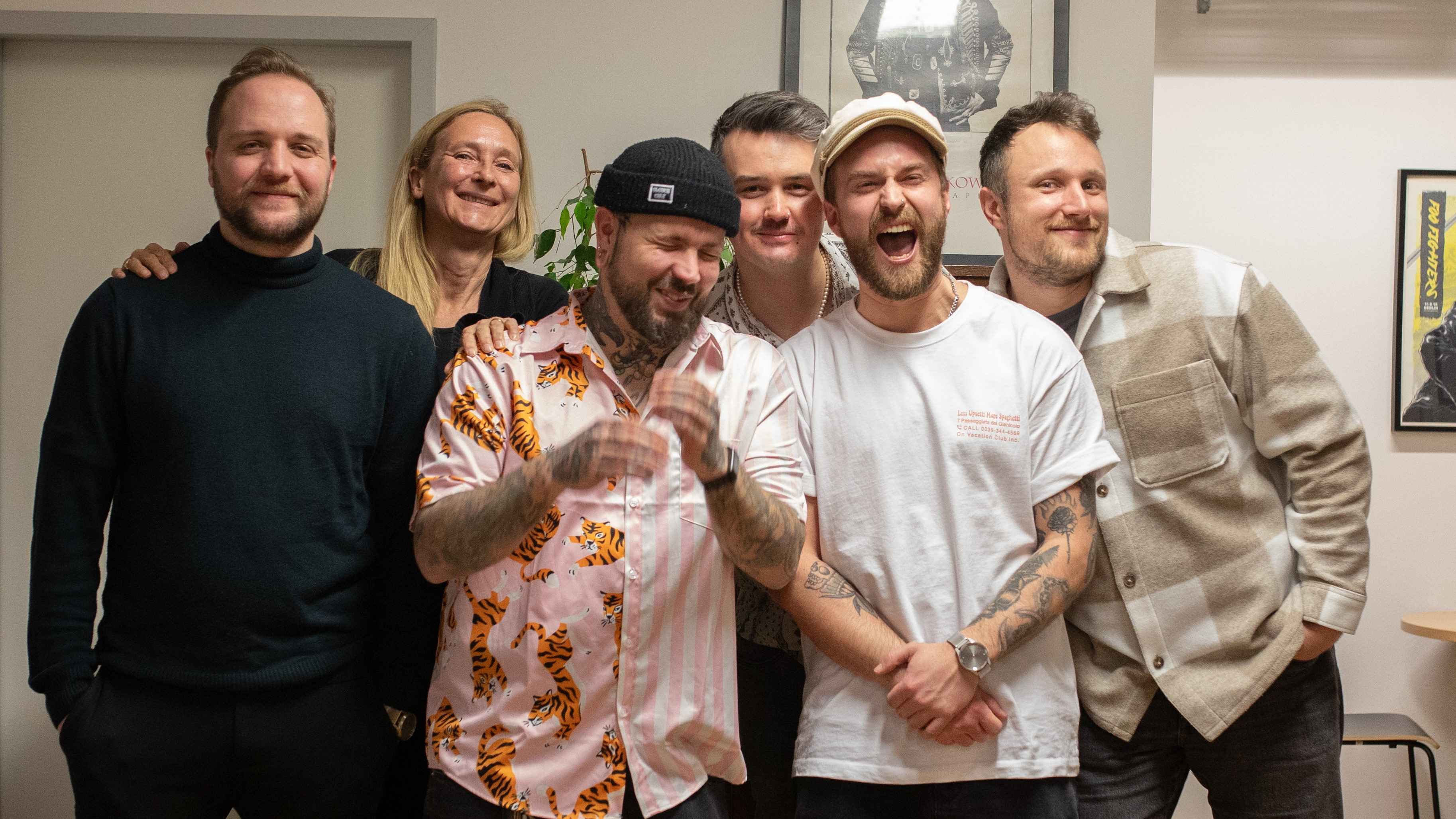 Machen gemeinsame Sache (von links): Valentin Plank (BLŸTE), Antje Zelnitschek  (Geschäftsführung F.A.M.E. Recordings), Johannes Jörg, Florian Endriß und Jonathan Göres (alle: BLŸTE) und  ...