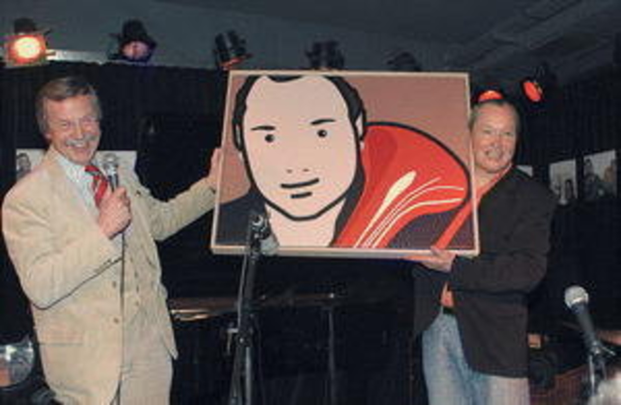 Der Kunst zugeneigt: Labelgründer Loch (l.) überreicht Musiker Nils Landgren zu dessen 50. ein Porträt