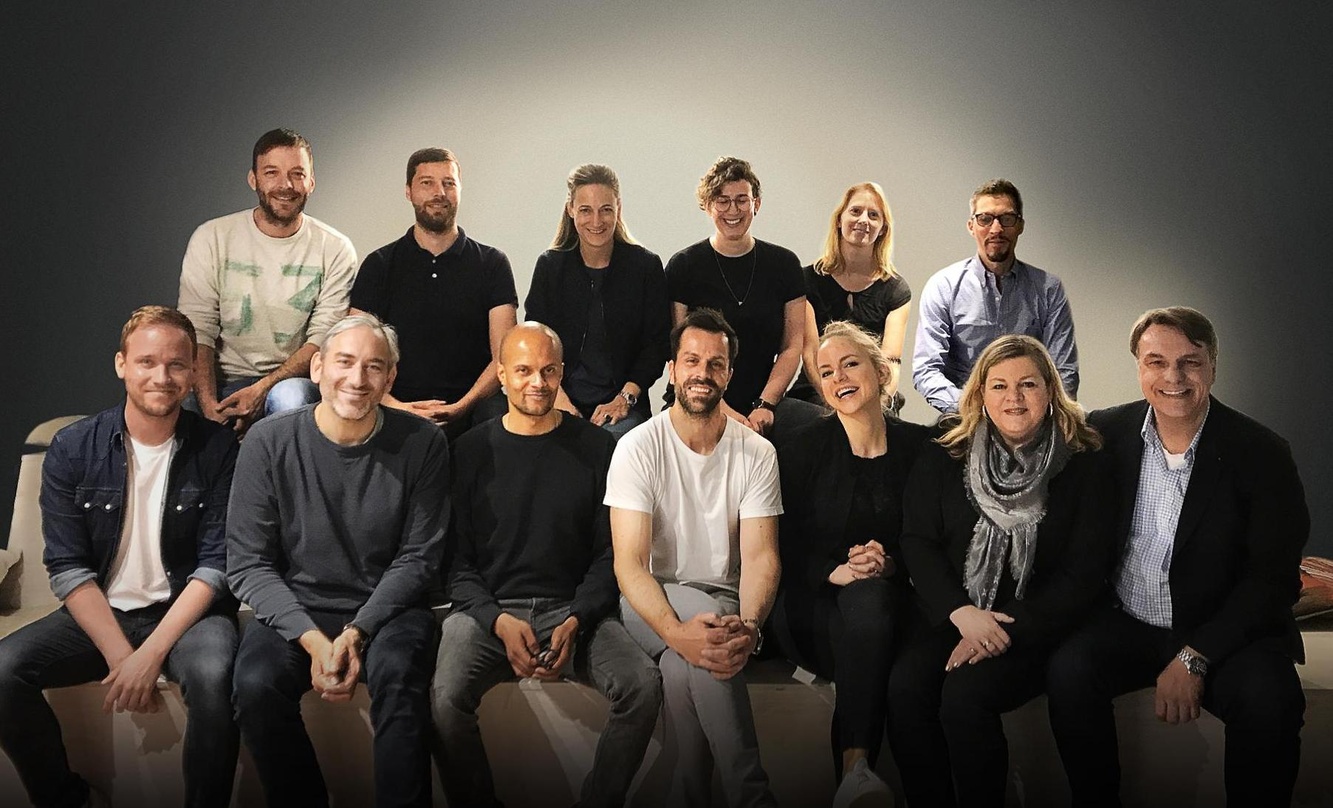 Bei der Vertragsunterzeichnung (vorn, von links): Fabian Schädlich (Manager TV-Promotion, Dom. Polydor Island), Daniel Lieberberg (Senior Vice President, Polydor Island & Vertigo Capitol),...