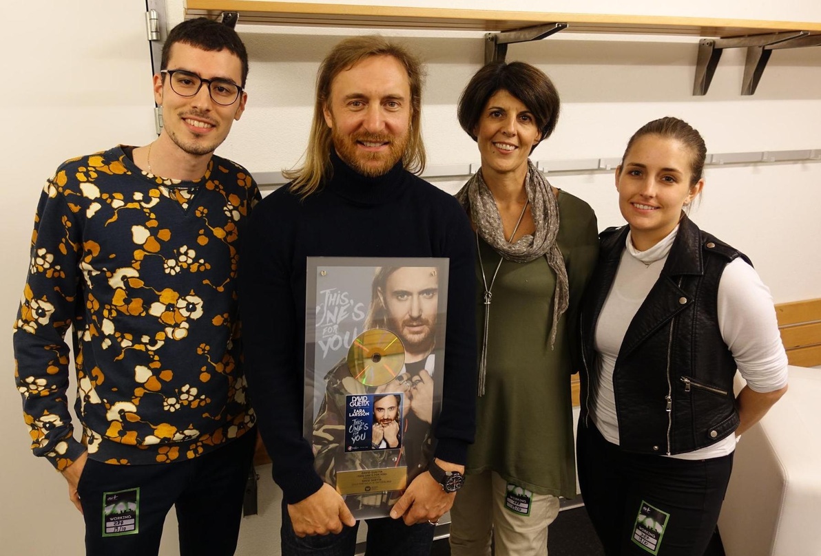 Feierten Gold in Zürich (von links): Alex Kolovelonis (PR/Brandmanager Warner Music Switzerland), David Guetta, Stefania Lorenzetto (Managing Director Marketing Warner Music Switzerland) u...