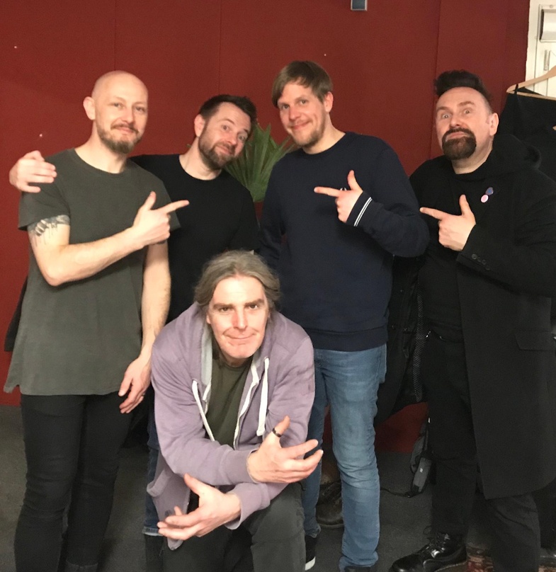 Blicken auf zehn gemeinsame Jahre zurück (von links): Michael McKeegan, Neil Cooper (beide Therapy), Jan Quiel (Seaside Touring, Wacken, Open Air) und Andy Cairns (Therapy) sowie (vorn) To...
