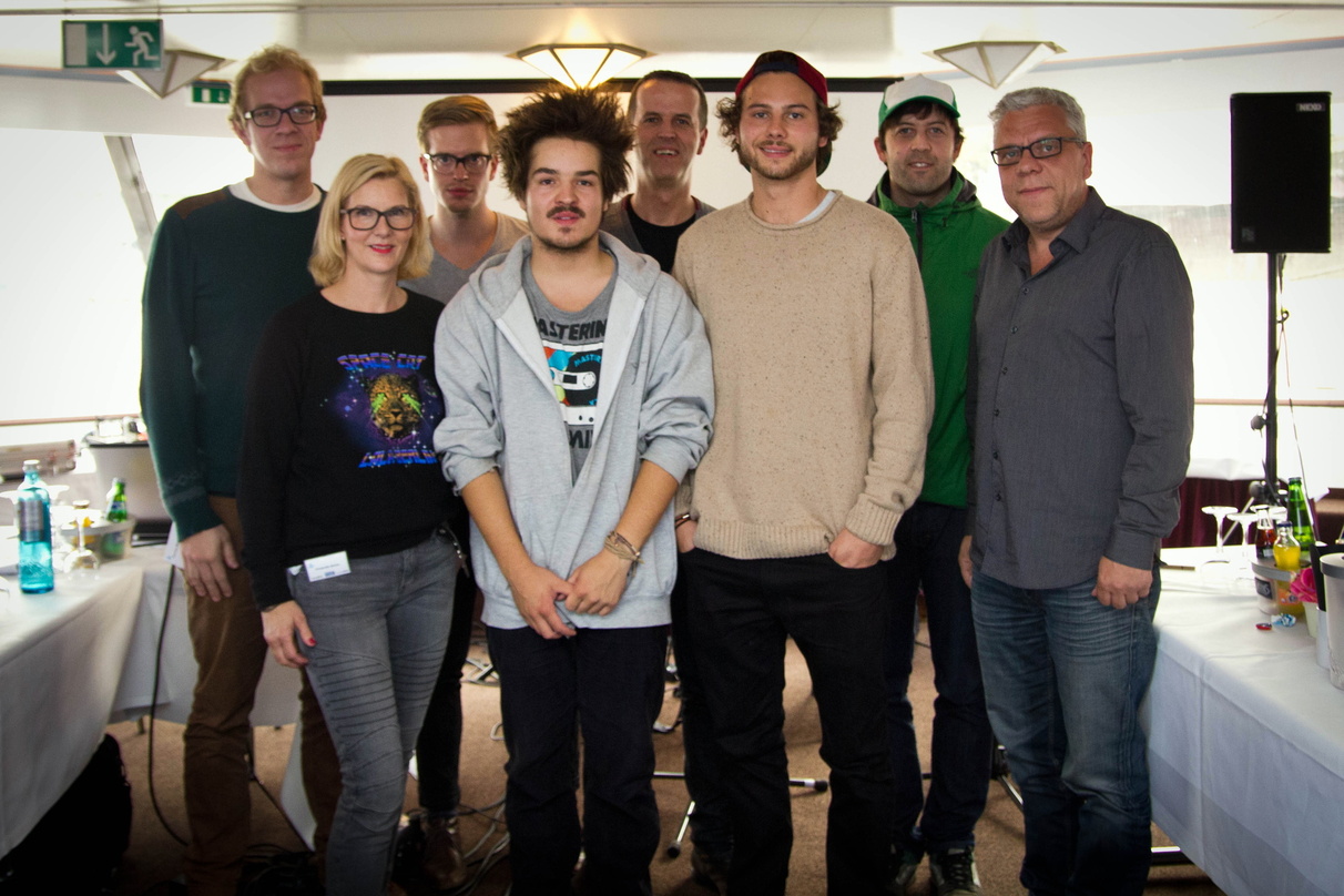 Nach der Vertragsunterzeichnung in Köln (von links): Florian Wendlandt (PIAS), Friederike Bialas (Rough Trade), Janik Haverkamp (PIAS), Clemens (Milky Chance), Frank Stratmann (Rough Trade...