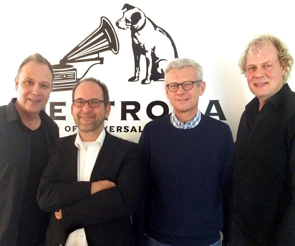 Bei der Vertragsunterzeichnung (von links): Martin Koppehele (Lichtmond), Manfred Gröger (CEO blu phase media), Jörg Hellwig (Geschäftsführer Electrola) und Giorgio Koppehele (Lichtmond)
