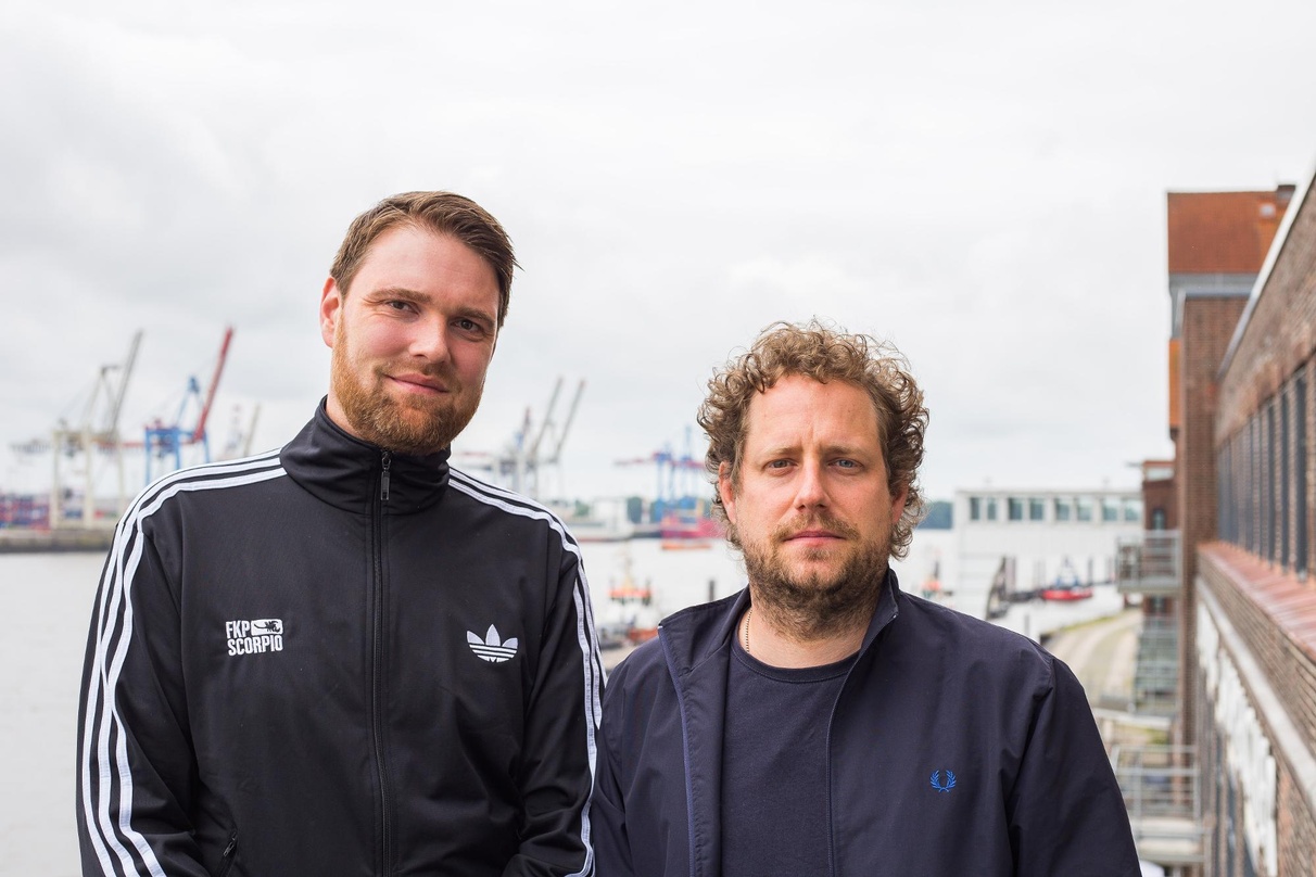 Freuen sich auf die weitere Zusammenarbeit: Stephan Thanscheidt, Geschäftsführer FKP Scorpio (links) und Michael Hahn, Director of Music Bravado Merchandise