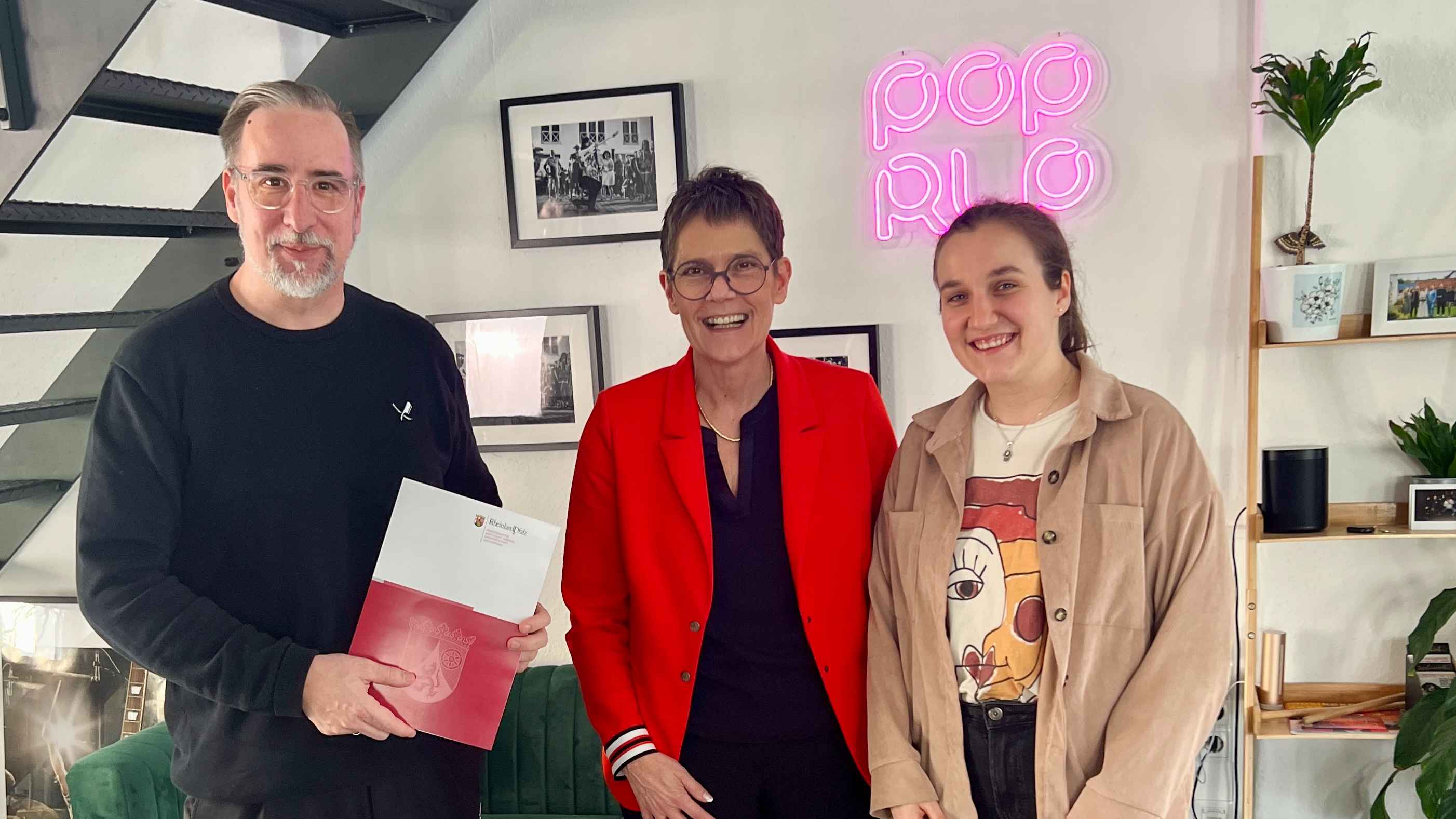 Posierten zur Übergabe des Förderbescheids für ein Foto (von links): Markus Graf (Geschäftsführer pop rlp), Staatssekretärin Petra Dick-Walther und Jana Fuhrmann (Projektmanagerin pop rlp).