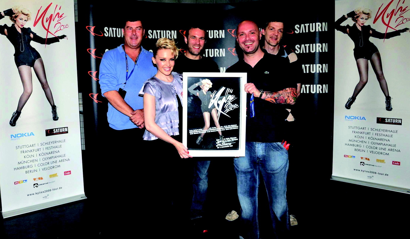 Bei der Preisverleihung in Berlin (v.l.n.r.): Dave Chumbley (Agent Kylie Minogue), Kylie Minogue, Philipp Styra (Projekt Manager ct), Carlos Fleischmann und Michael K. Grusche (Marketing &...