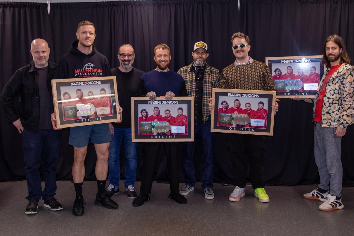 Zur Edelmetallübergabe vereint: Imagine Dragons und ihre Gratulanten vom Schweizer Universal-Music-Team