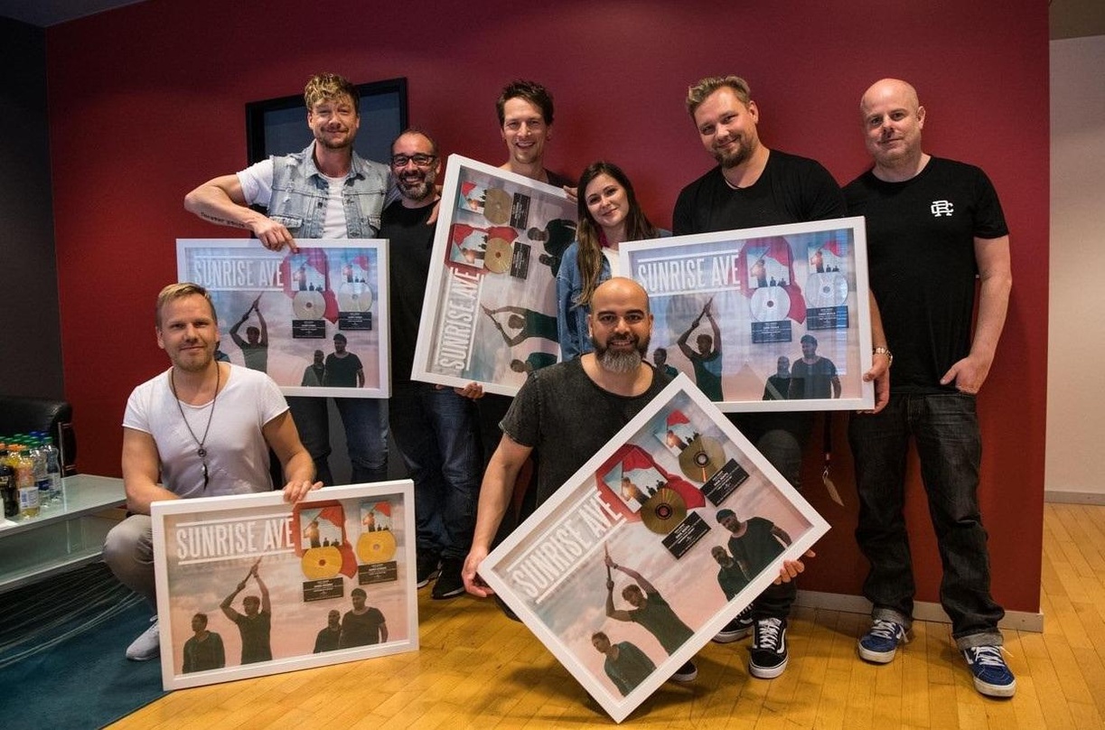 Trafen sich vor der TV-Show "Happy Day": (hinten, von links): Samu Haber (Sunrise Avenue), Carlo Pozzi (Head Of Promotion Universal Music Switzerland), Riku Rajamaa, Nina Forjan (Junior Pr...