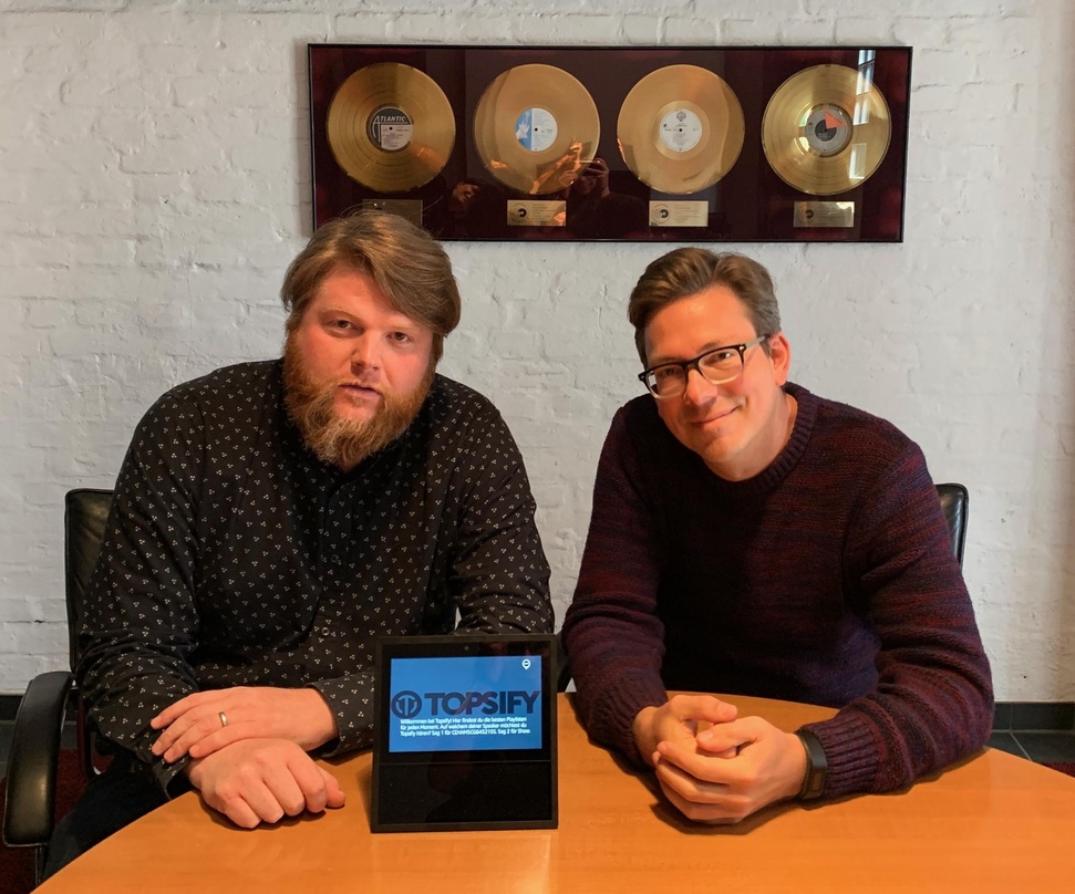 Alexa-Pioniere: Andreas Weitkämper (links, Managing Director Domestic Warner Music Central Europe) und Marec Lerche (Head of Performance Management and Development Warner Music Central Eur...