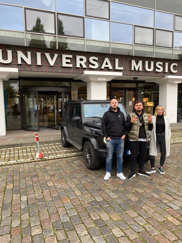 Bleiben zusammen (von links): Patrick Thiede (General Manager Chapter One), Juri und Anika Krahn (Head of Marketing Chapter One)