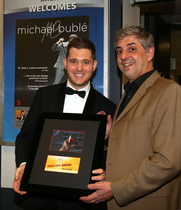 Freuten sich über ein ausverkauftes Konzert: Michael Bublé (links) und Arena-Geschäftsleiter Johannes Partow
