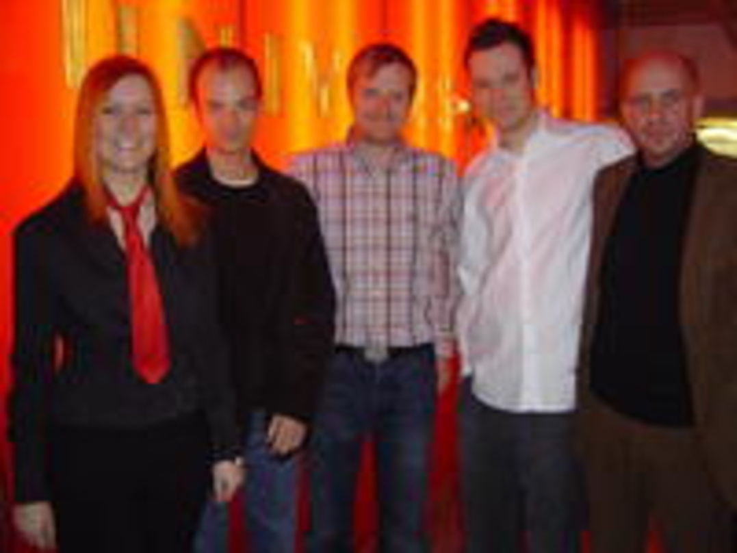 Den Vertrag unterzeichneten (v.l.n.r.): Alexandra Ziem (JMC), {mlbipers.4986.Ingo Heinzmann|U|T} (A&R Director UMP), Wenzel, Andreas John (JMC) und Christoph John