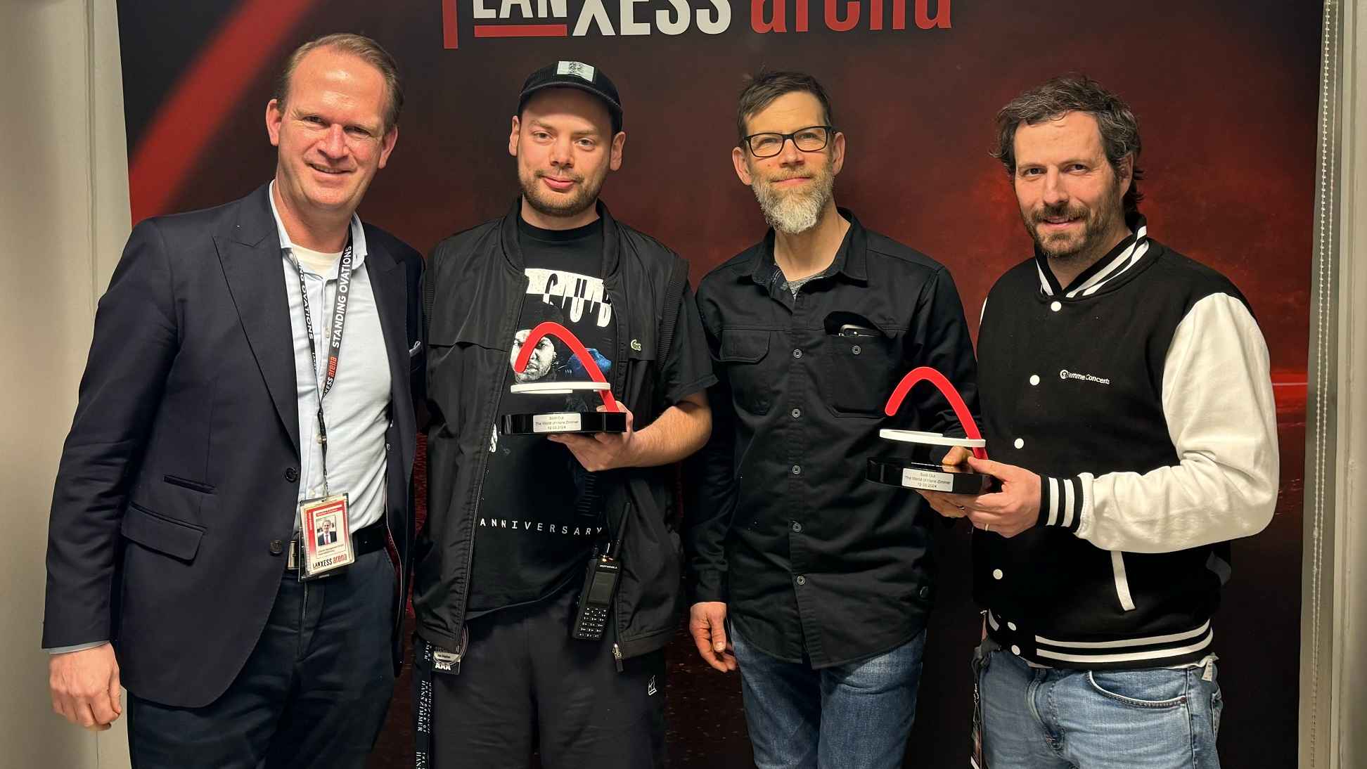 Mit den Trophäen (von links): Stefan Löcher (Geschäftsführer Lanxess Arena), Johannes Stephan, Tobias Grimm und David Keller (alle Semmel Concerts).
