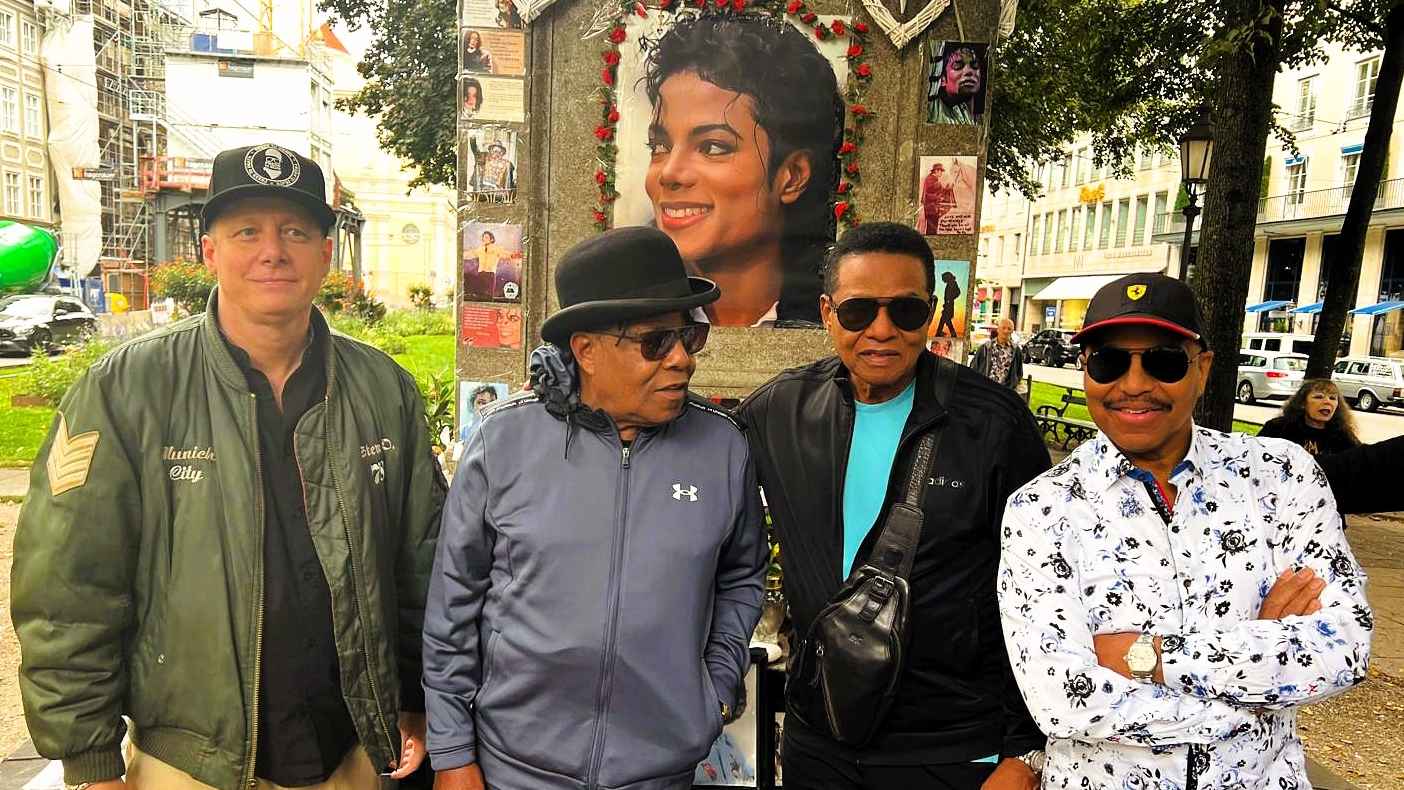 Besuchten am Vortag des Münchner Konzerts die Gedenkstätte für Michael Jackson vor dem Hotel Bayerischer Hof für ein historisches Foto (von links): der Veranstalter Stephan Osrainik (Gesch...