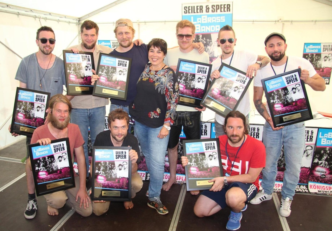Bei der Verleihung des Sold Out Awards: Andrea Blahetek-Hauzenberger mit den Musikern von LaBrassBanda und Seiler & Speer