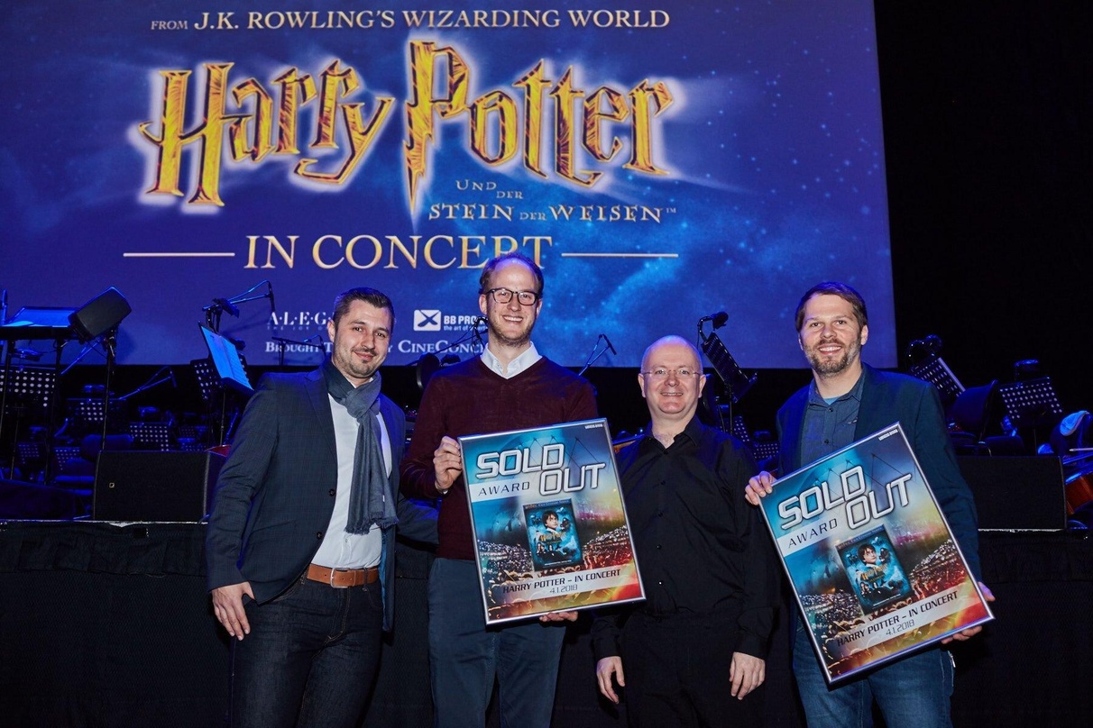 Erfreut über eine ausverkaufte Lanxess Arena (von links): Sebastian Henzel (Lanxess Arena), Christoph Wurm (Alegria Konzert GmbH), Dirigent Benjamin Pope und Frank C. Bürkle (BB Promotion)