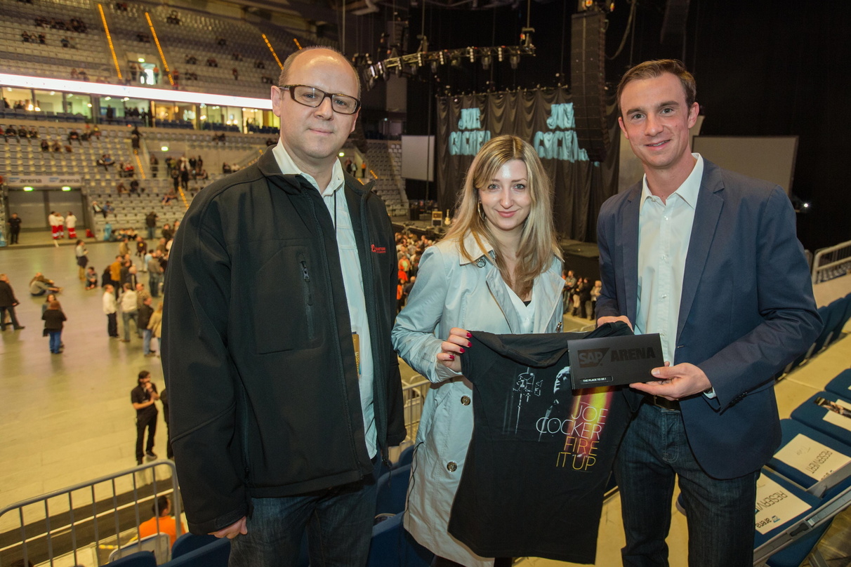 Kurz vor dem Konzert von Joe Cocker in der SAP Arena (von links): Matthias Mantel (BB Promotion), die siebenmillionste Besucherin Nelli Shumskaja und Daniel Hopp (SAP Arena)