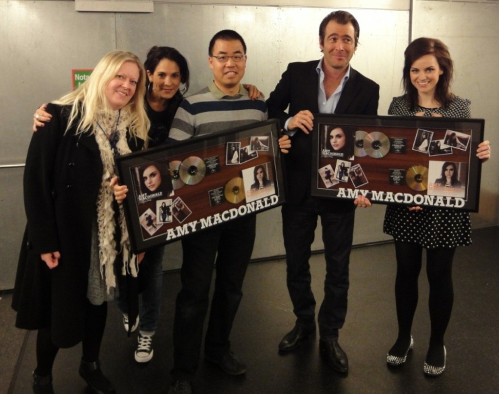 Krönten ein ausverkauftes Konzert mit Gold und Platin: Universal Music und Amy Macdonald||Für ein Erinnerungsfoto bei der Edelmetallverleihung kamen zusammen (v.l.n.r.): Sarah Wilkinson (M...