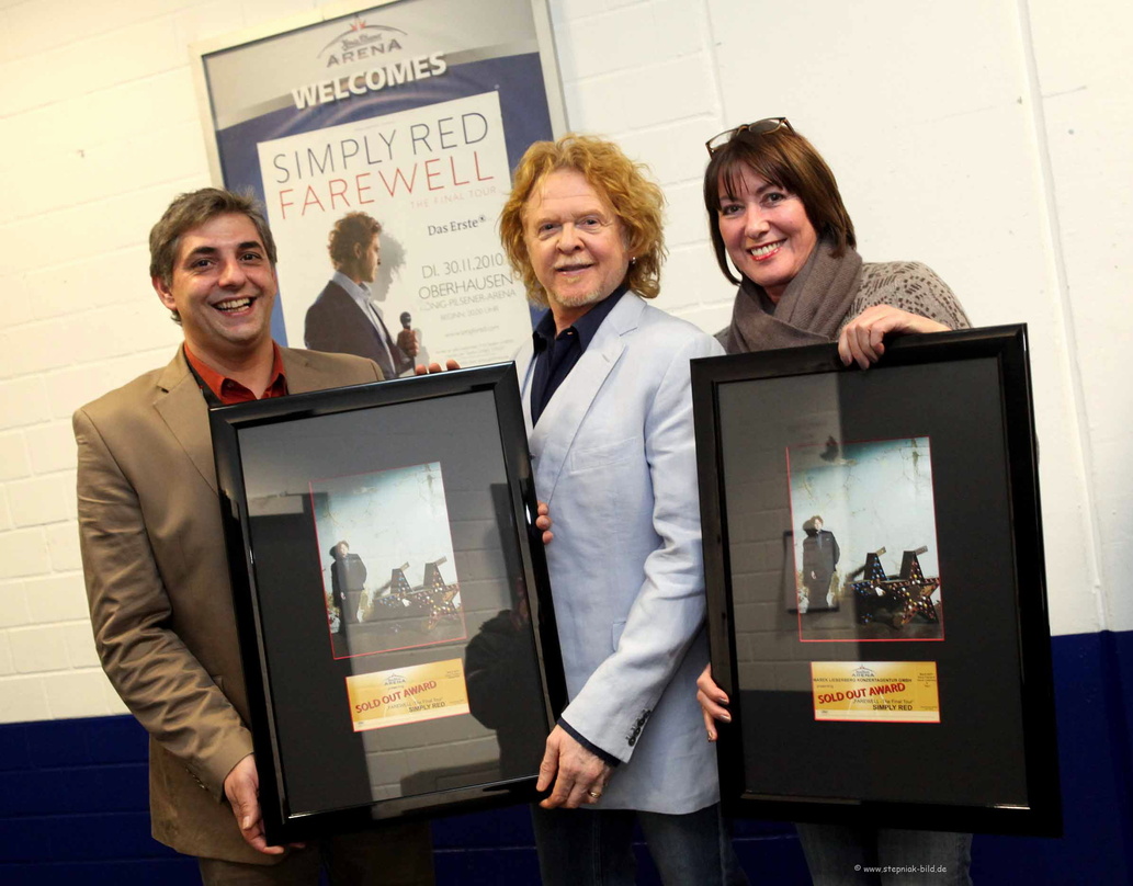 Bei der Preisverleihung (v.l.n.r.): Johannes Partow (Geschäftsleiter König-Pilsener-Arena), Mick Hucknall (Simply Red) und Ulla Euler (Marek Lieberberg Konzertagentur)