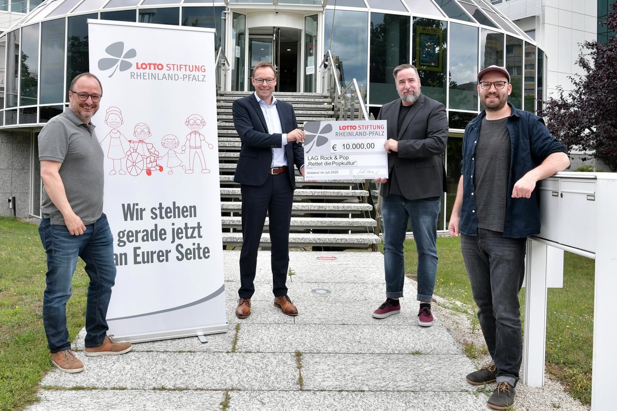 Bei der Spendenübergabe der Lotto Rheinland-Pfalz Stiftung an pop rlp (von links): Frank Zwanziger (Geschäftsführer Lotto Stiftung), Alexander Wilhelm (Stellvertretender Vorsitzender Lotto...