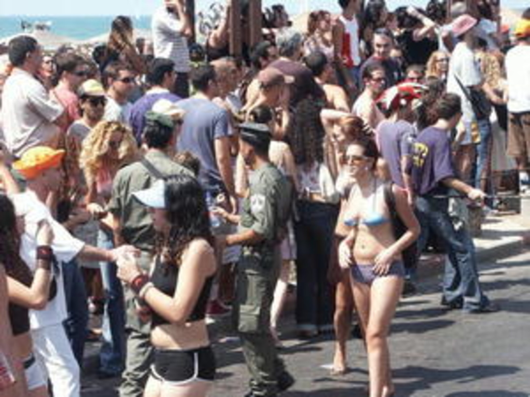 Unter Bewachung: Raver und Polizisten bei der Parade in Tel Aviv