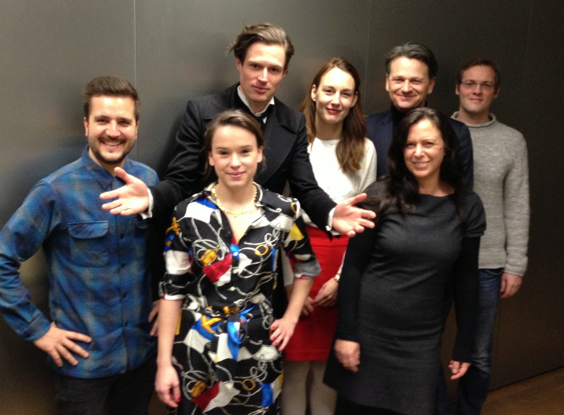Machen gemeinsame Sache (hinten, von links): Julian Krohn (A&R Universal Music Domestic Pop/Mainstream UDP), Dagobert, Friederike Meyer (Geschäftsführung Buback Tonträger), Jochen Schuster...