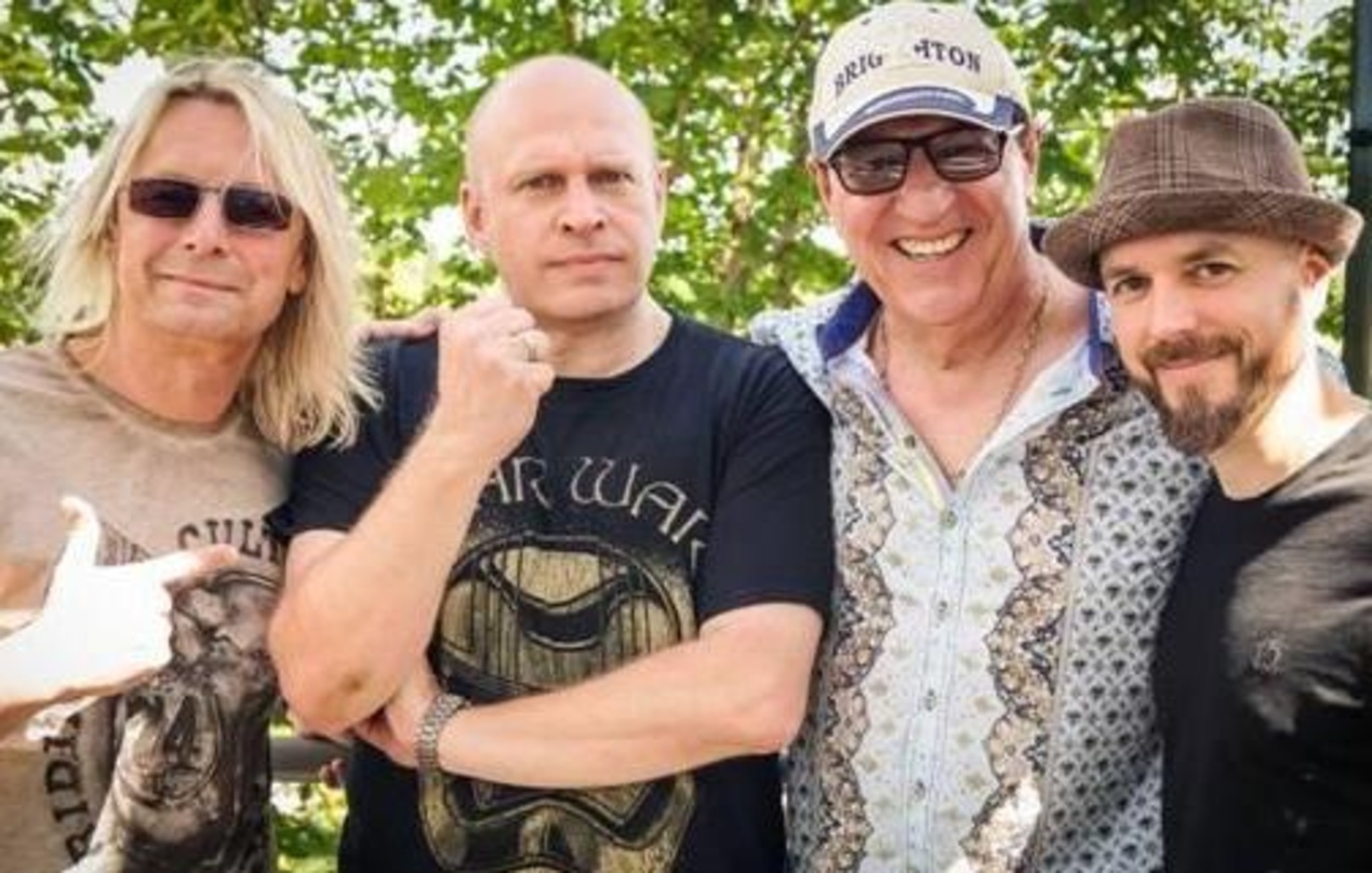 Freuen sich auf die künftige Zusammenarbeit (von links): Michael Voss (Rock Wolves), Olly Hahn (A&R Steamhammer), Herman Rarebell und Stephan "Gudze" Hinz (beide Rock Wolves)