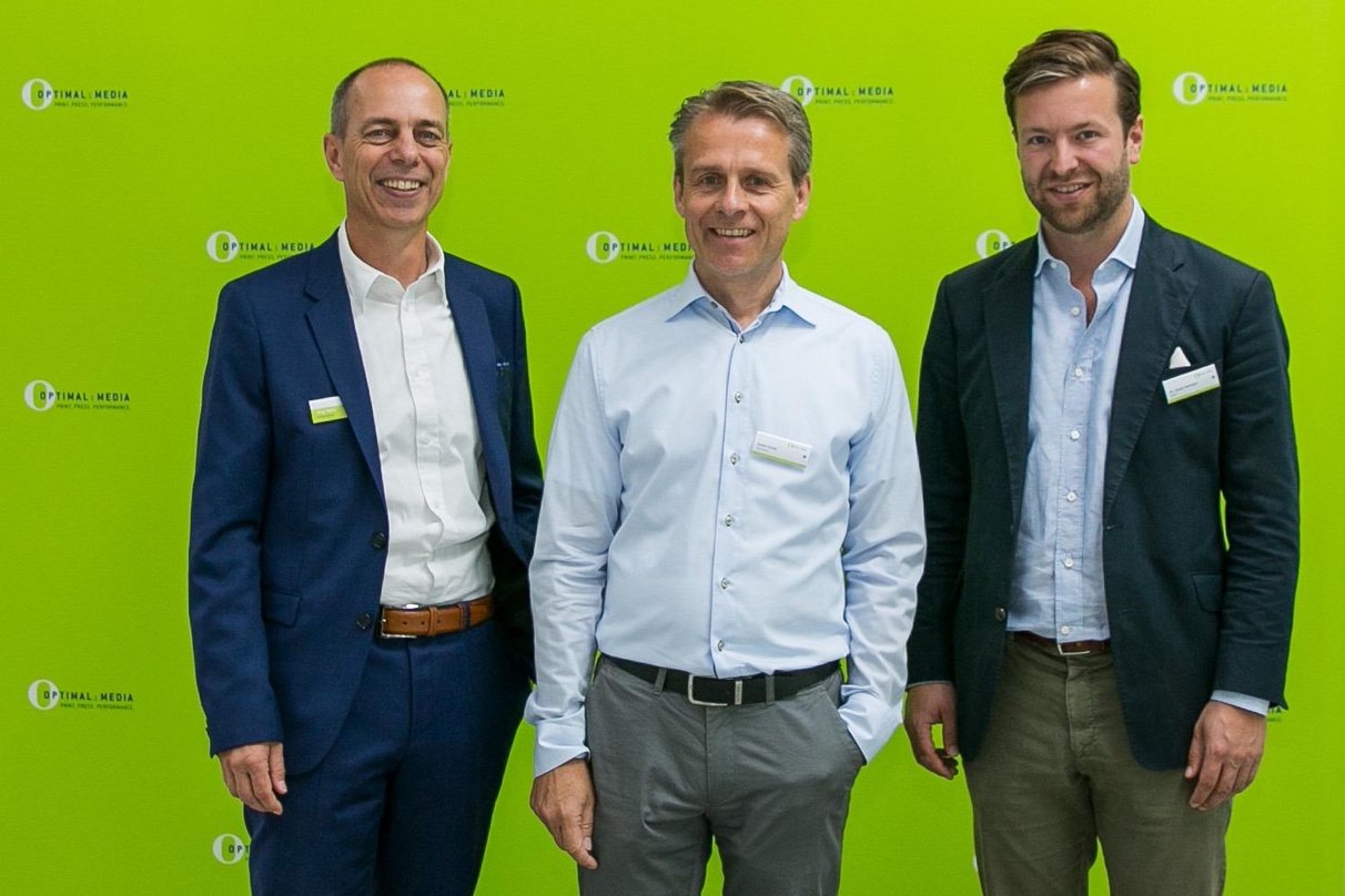 Luden zur Hausmesse in Röbel/M.: Jörg Hahn (Geschäftsführer optimal media, links) und Jonas Haentjes (Vorstand Edel AG, rechts), hier mit Guido Durke (Tchibo GmbH)