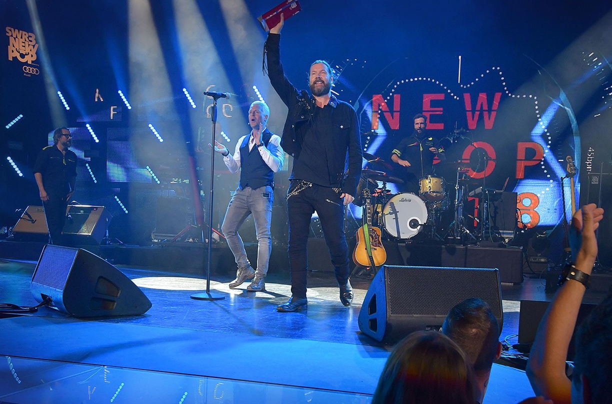 Bei der Verleihung des SWR3 Pioneer of Pop Awards: Rea Garvey mit dem Preis in der Hand; links daneben applaudiert "Special"-Moderator Guido Cantz