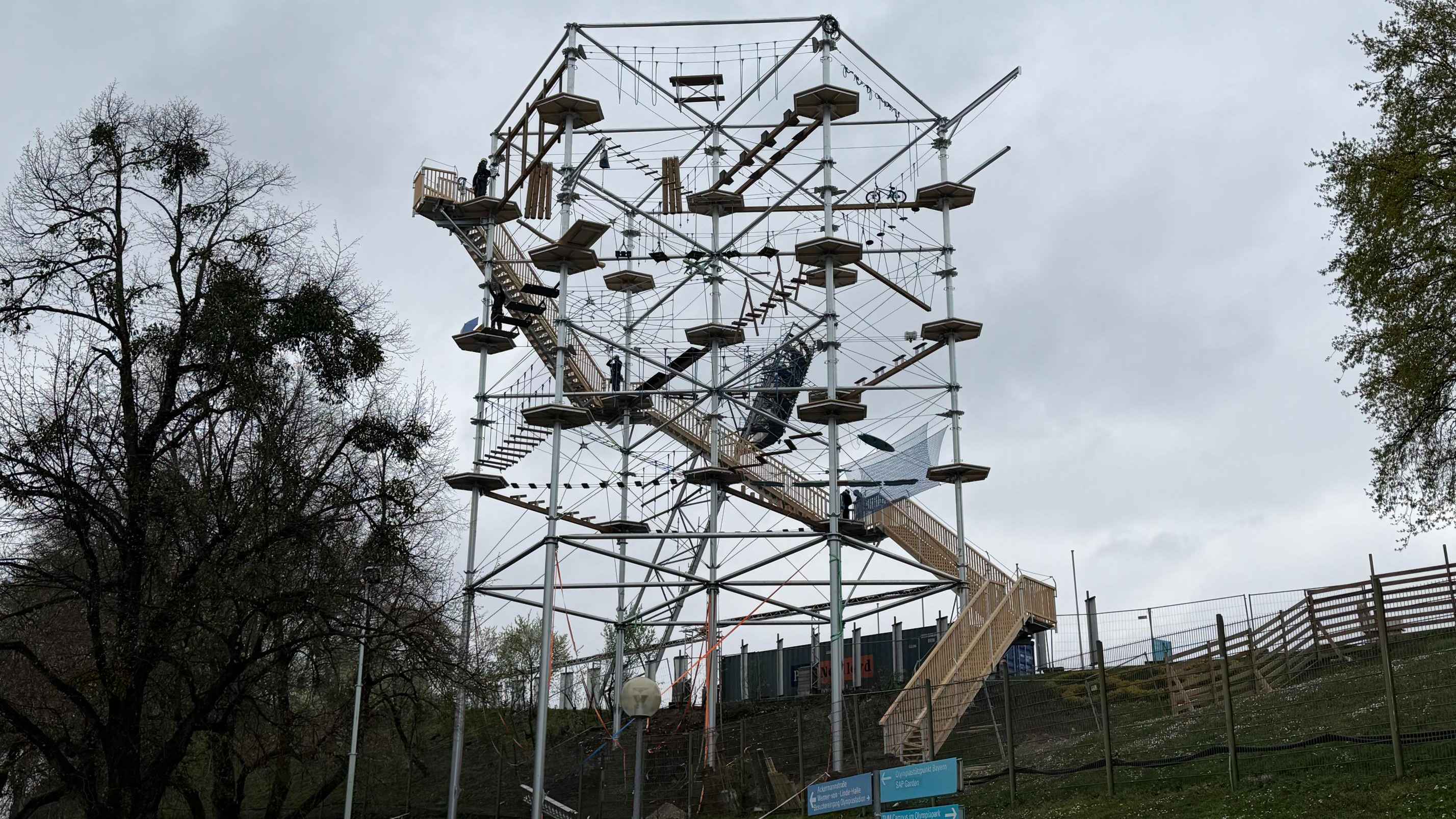 7486b54c 14da 40b1 855b a5061db9ac20 Bietet Kletterspaß, kann aber für Events genutzt werden: der neue Adventure Tower am Olympiastadion München.