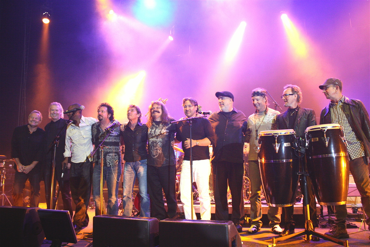 Eine Auswahl der Soulmates auf der O2-Bühne (von links): Nick van Eede, Laszlo Bencker, Victor Bailey, Steve Lukather, Peter Maffay, Leslie Mandoki, Al Di Meola, Randy Brecker, Bill Evans,...