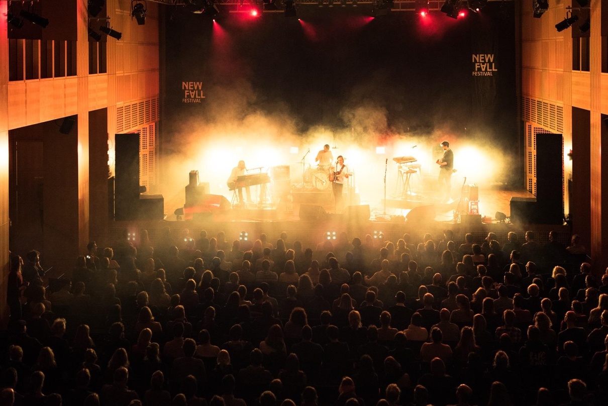Stimmungsvolles Ambiente: der Robert-Schumann-Saal in Düsseldorf beim Auftritt der Band Die Höchste Eisenbahn beim New Fall Festival 2017