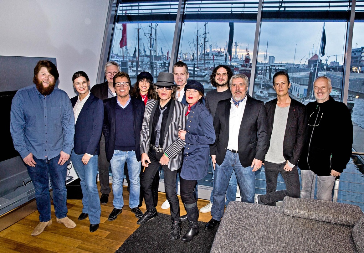 Blicken gemeinsam in die Zukunft (von links): Andreas Weitkämper (Director Domestic Frontline Warner Music Central Europe), Doreen Schimk (Director Promotion & Coordination Warner Music Ce...