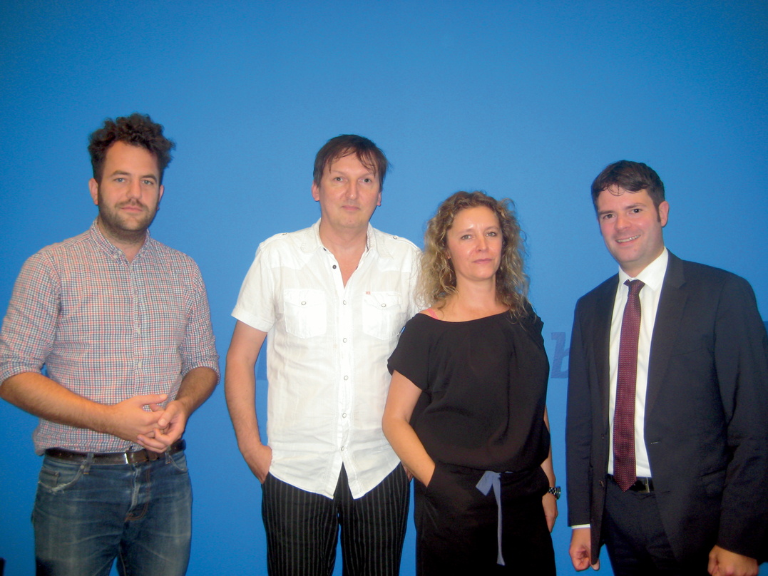 Machen Pop-Kultur (von links): Martin Hossbach, Christian Morin und Katja Lucker mit Staatssekretär Björn Böhning bei einer Präsentation im Spätsommer 2014