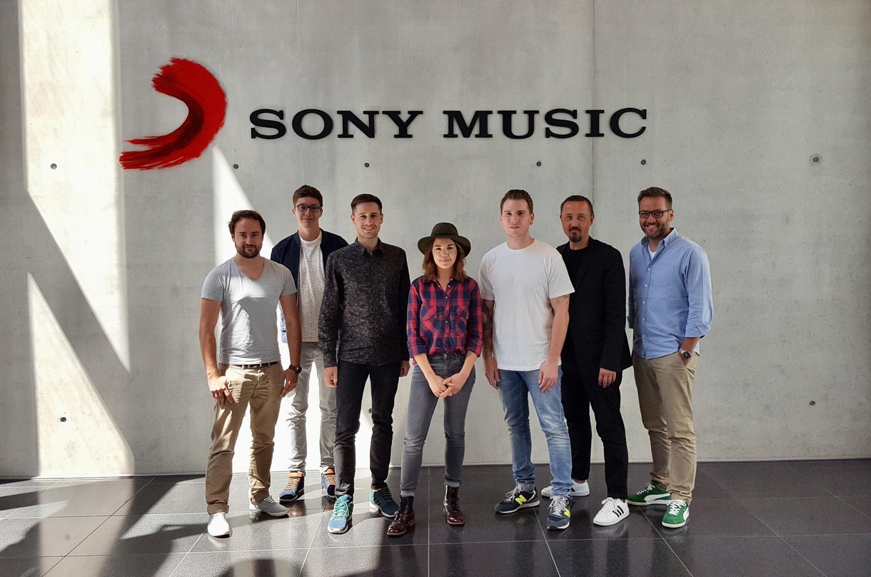 Wollen gemeinsam "Die guten Zeiten" einläuten (von links): Hubert Sturm (Junior Manager Digital AOR Labelgroup/Sony Music) Felix Tinner (Marketing Intern AOR Labelgroup/Sony Music), Christ...