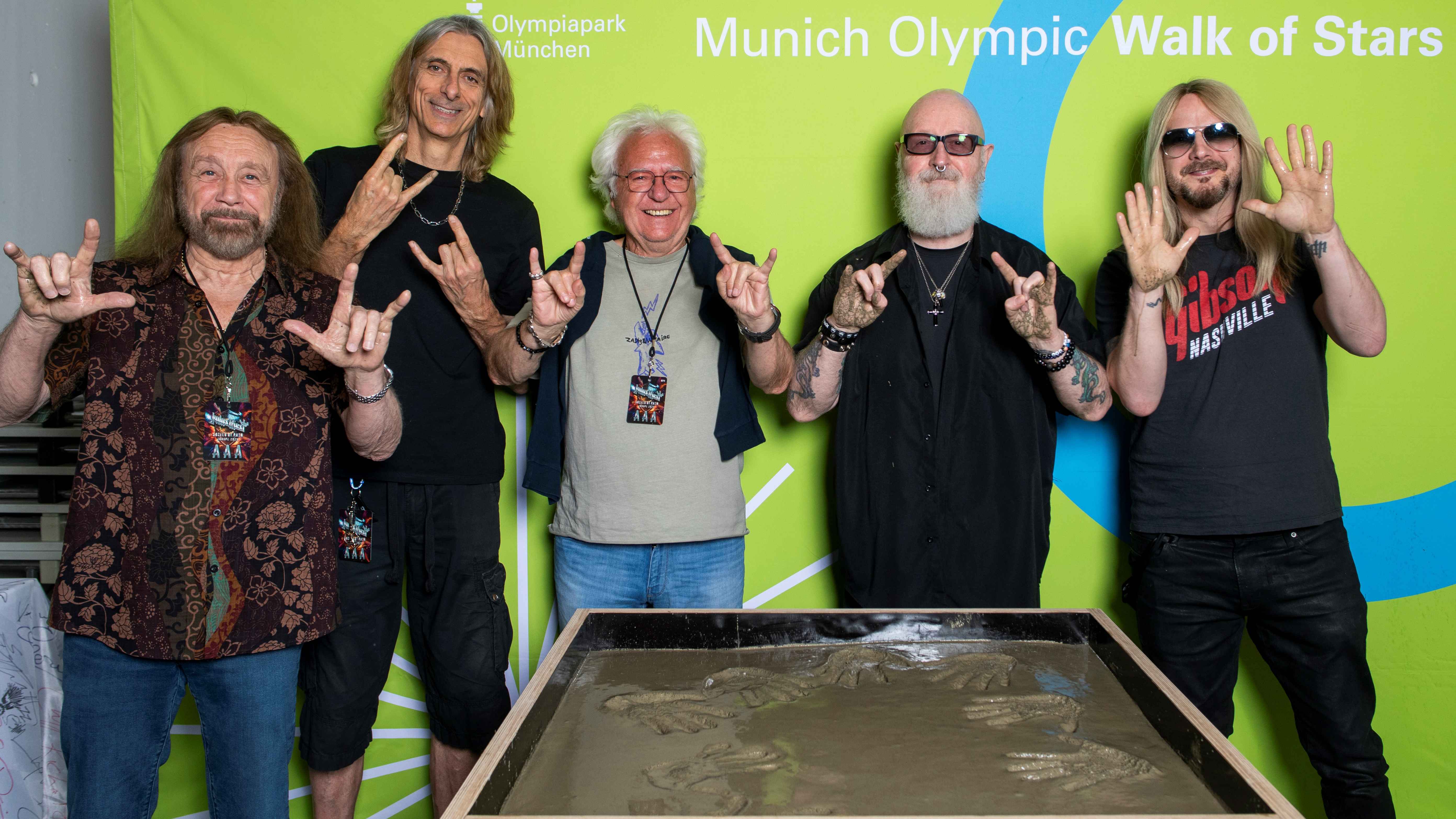 Bei der Verewigung in der Bodenplatte für den Olympic Walk of Stars (von links): Ian Hill, Scott Travis (beide Judas Priest), Ossy Hoppe (Wizard Live), Rob Halford und Richie Faulkner (bei...