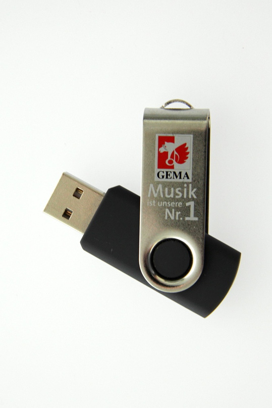 Stick des Anstoßes: Leermedienabgaben wie auf USB-Sticks, hier mit GEMA-Logo, zählen zu den großen Spielfeldern der Lobbyisten