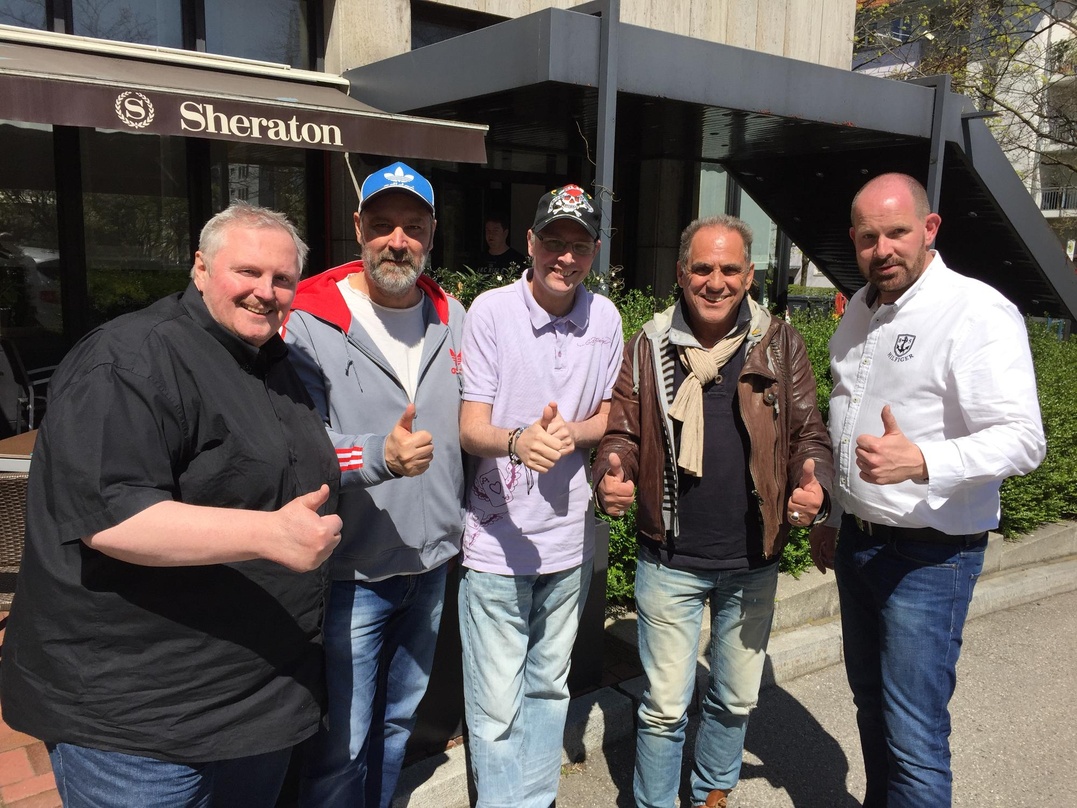 Vereinbarten einen Schulterschluss (von links): Dieter Gross (Ballermann-Charts), Erich Öxler (Charts.dj), Georg Fischer (Party-Schlager-Charts), Bernd "Natze" Schöler (Musiklounge) und Di...