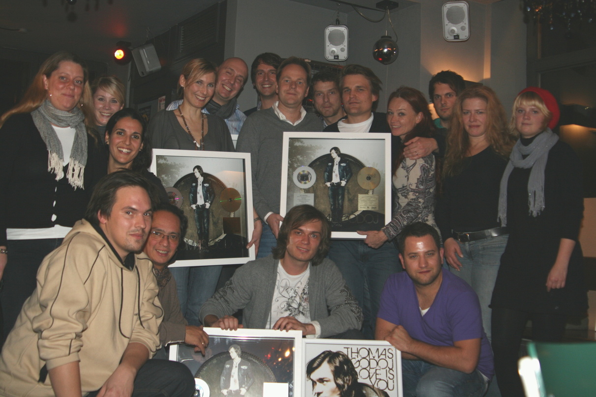 Geehrt: Thomas Godoj und sein Team||Zur Edelmetallvergabe erschienen: (vorn, v.l.n.r.) Lasse Kahlo (Manager Online Promotion Columbia), Hermann Kessler (Manager Radio Promotion Columbia), ...