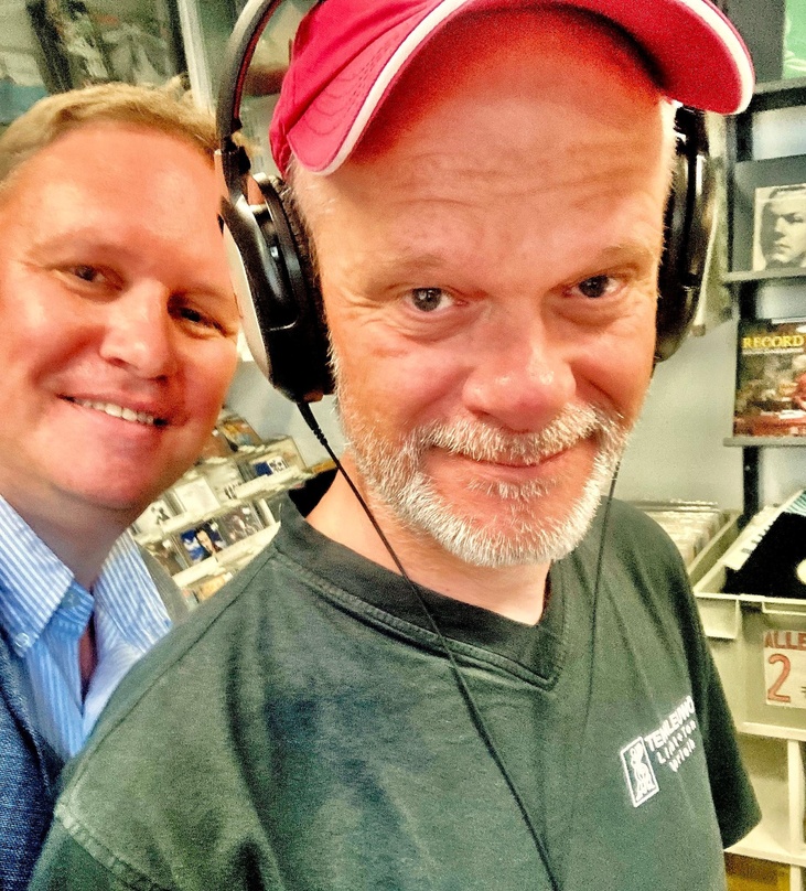 Ließen ihren gemeinsamen Auftritt auf Willy-Brandt-rotes Vinyl pressen: Hamburgs Kultursenator Carsten Brosda (links) und Christof Jessen (Michelle Records, Das Weeeth Experience)